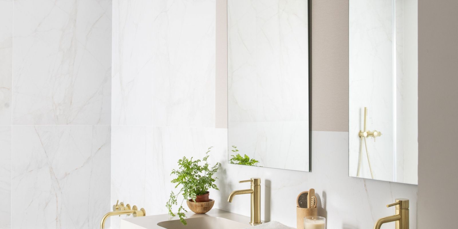 Dos banys elegants en una reforma que porta el nom de Catalonia Ceramic