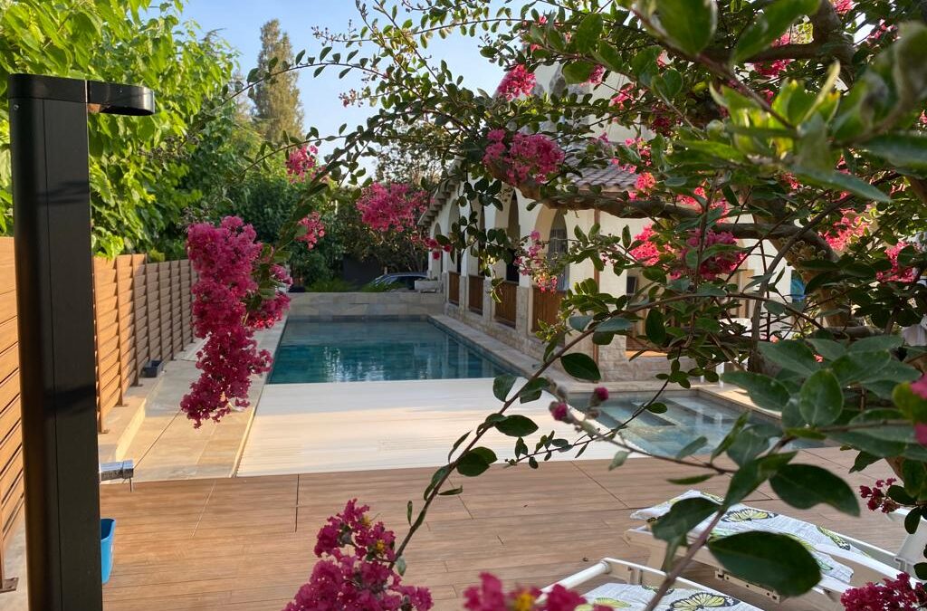 Piscina amb zona de relax