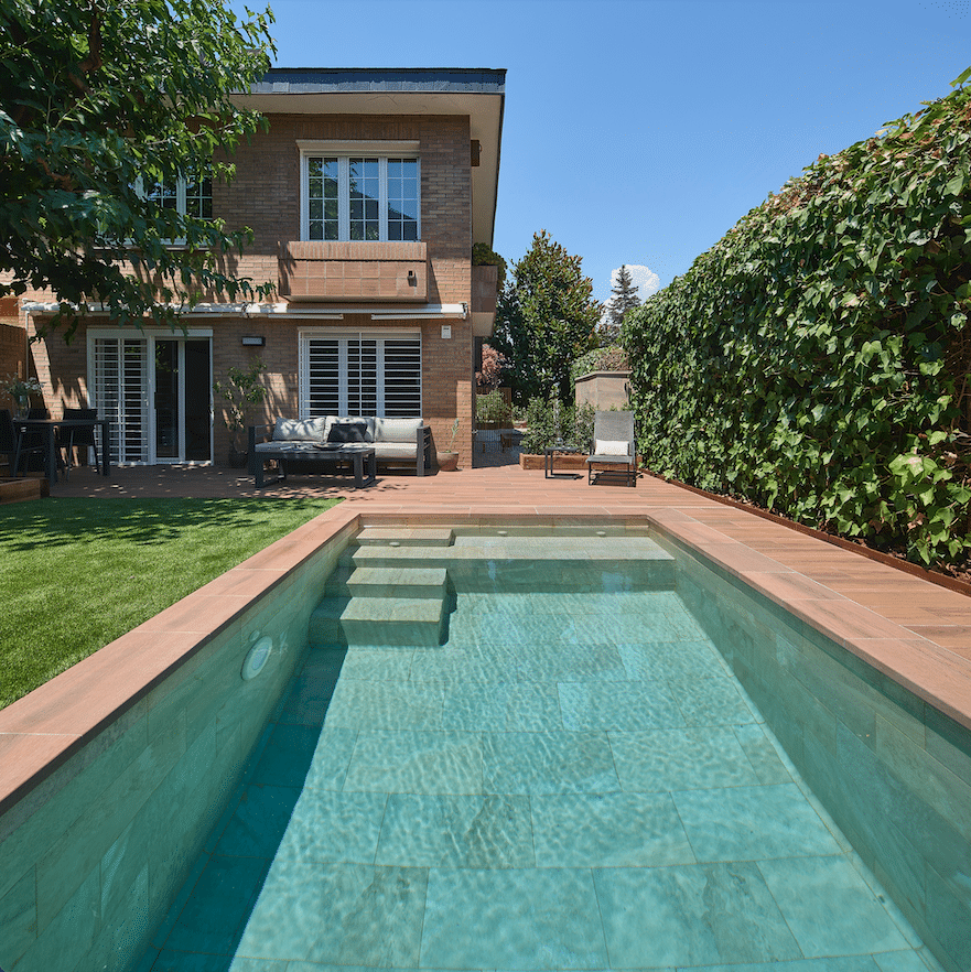 Una piscina mediterrània que evoca l’encant de la ceràmica natural
