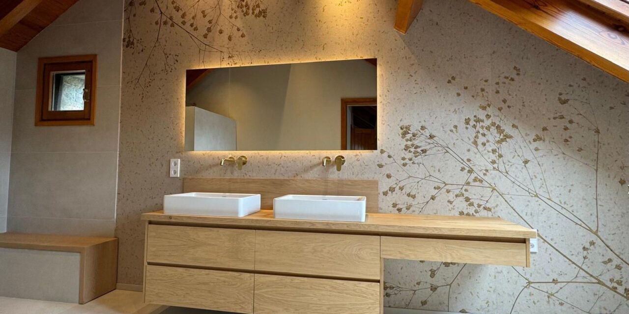 Un bany càlid i molt acollidor creat amb materials naturals